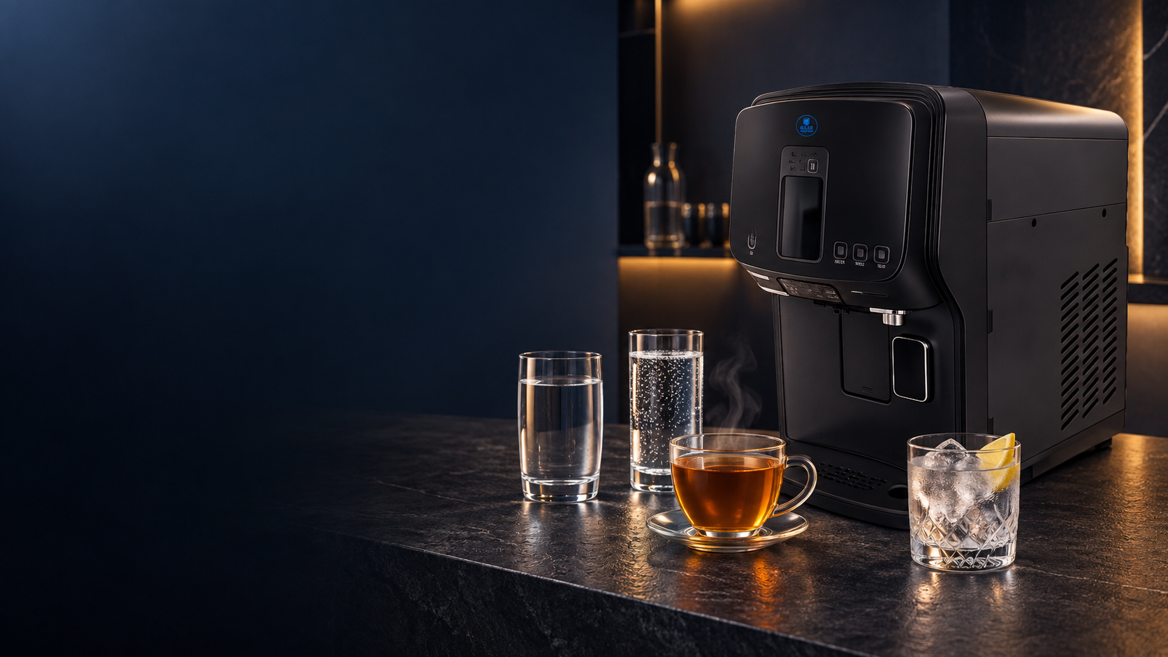KI-Inszenierung der Black Edition mit stillem Wasser, Sprudel, Tee und Eiswürfeln